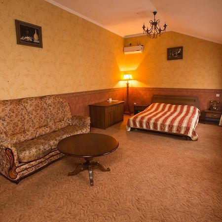 Magnat Lux Hotel Chernivtsi Bagian luar foto