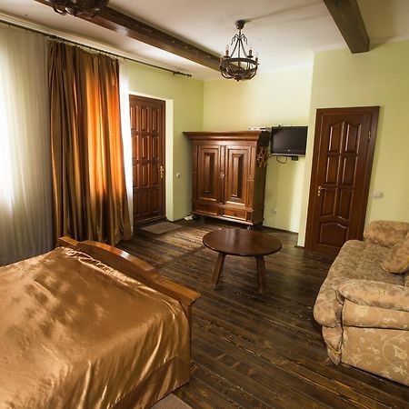 Magnat Lux Hotel Chernivtsi Bagian luar foto