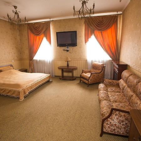 Magnat Lux Hotel Chernivtsi Bagian luar foto