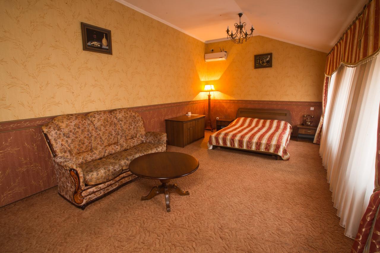 Magnat Lux Hotel Chernivtsi Bagian luar foto