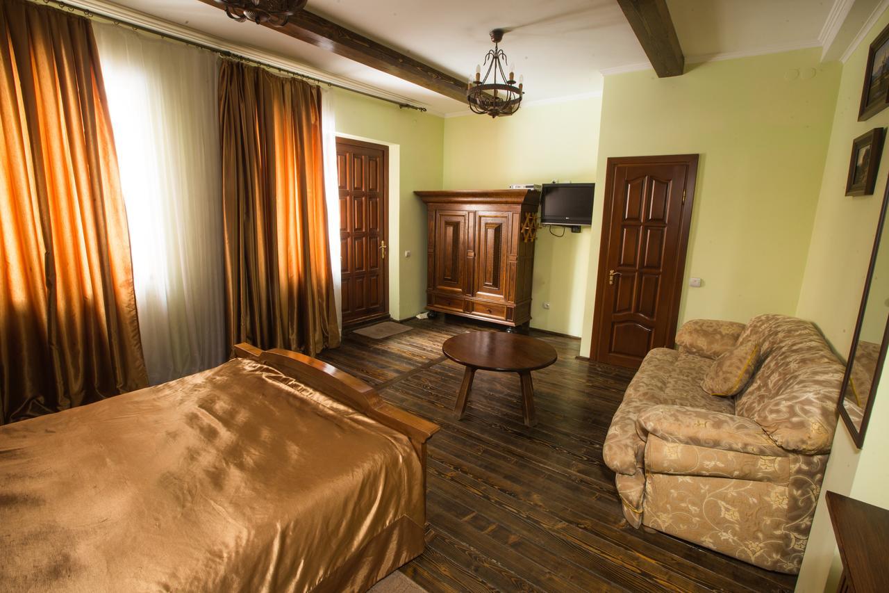 Magnat Lux Hotel Chernivtsi Bagian luar foto