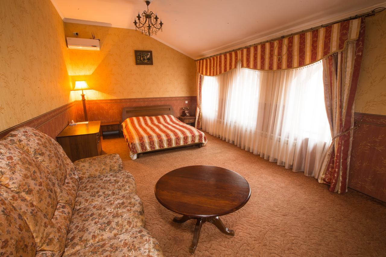 Magnat Lux Hotel Chernivtsi Bagian luar foto