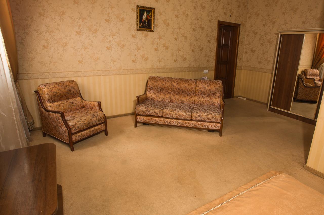 Magnat Lux Hotel Chernivtsi Bagian luar foto
