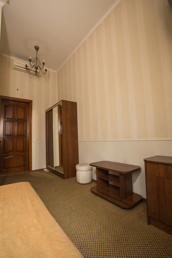 Magnat Lux Hotel Chernivtsi Bagian luar foto