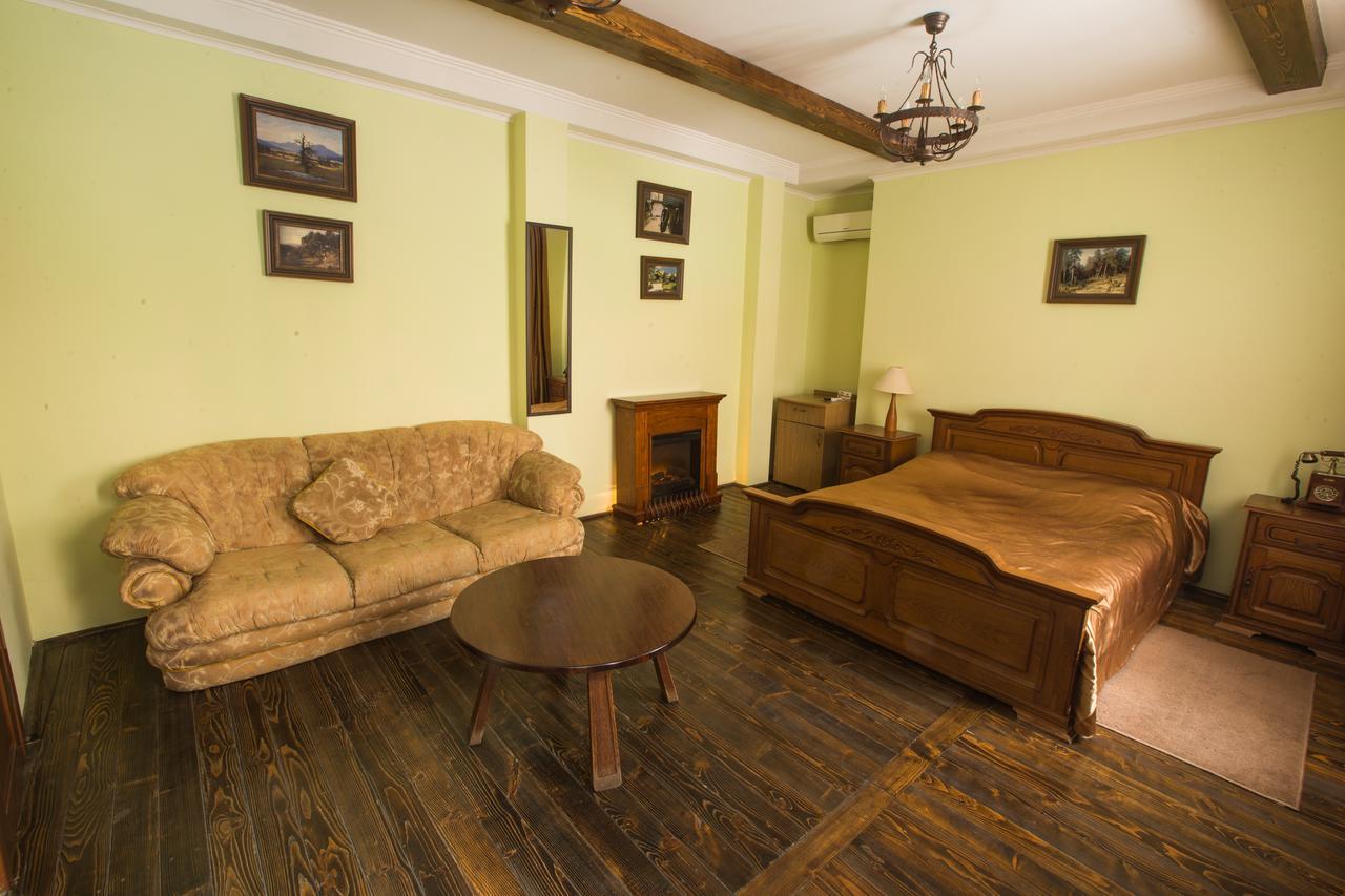 Magnat Lux Hotel Chernivtsi Bagian luar foto