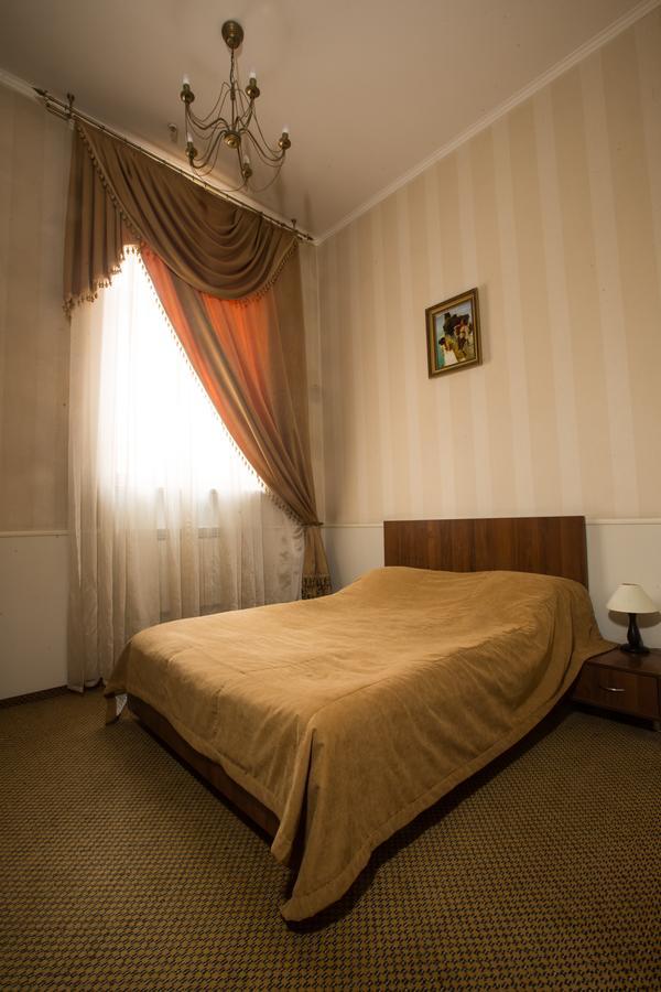 Magnat Lux Hotel Chernivtsi Bagian luar foto
