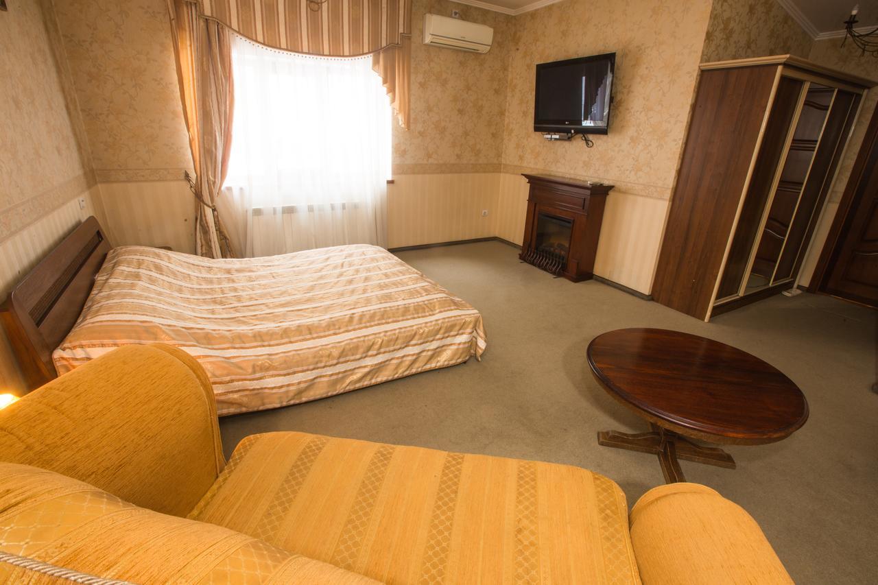 Magnat Lux Hotel Chernivtsi Bagian luar foto