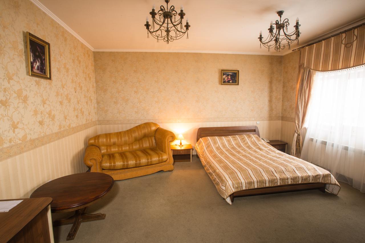 Magnat Lux Hotel Chernivtsi Bagian luar foto