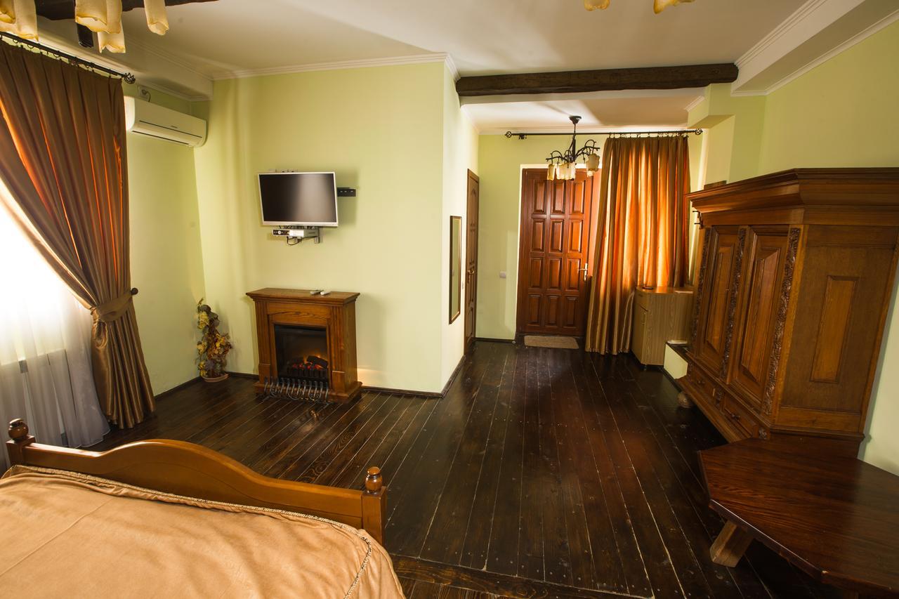 Magnat Lux Hotel Chernivtsi Bagian luar foto